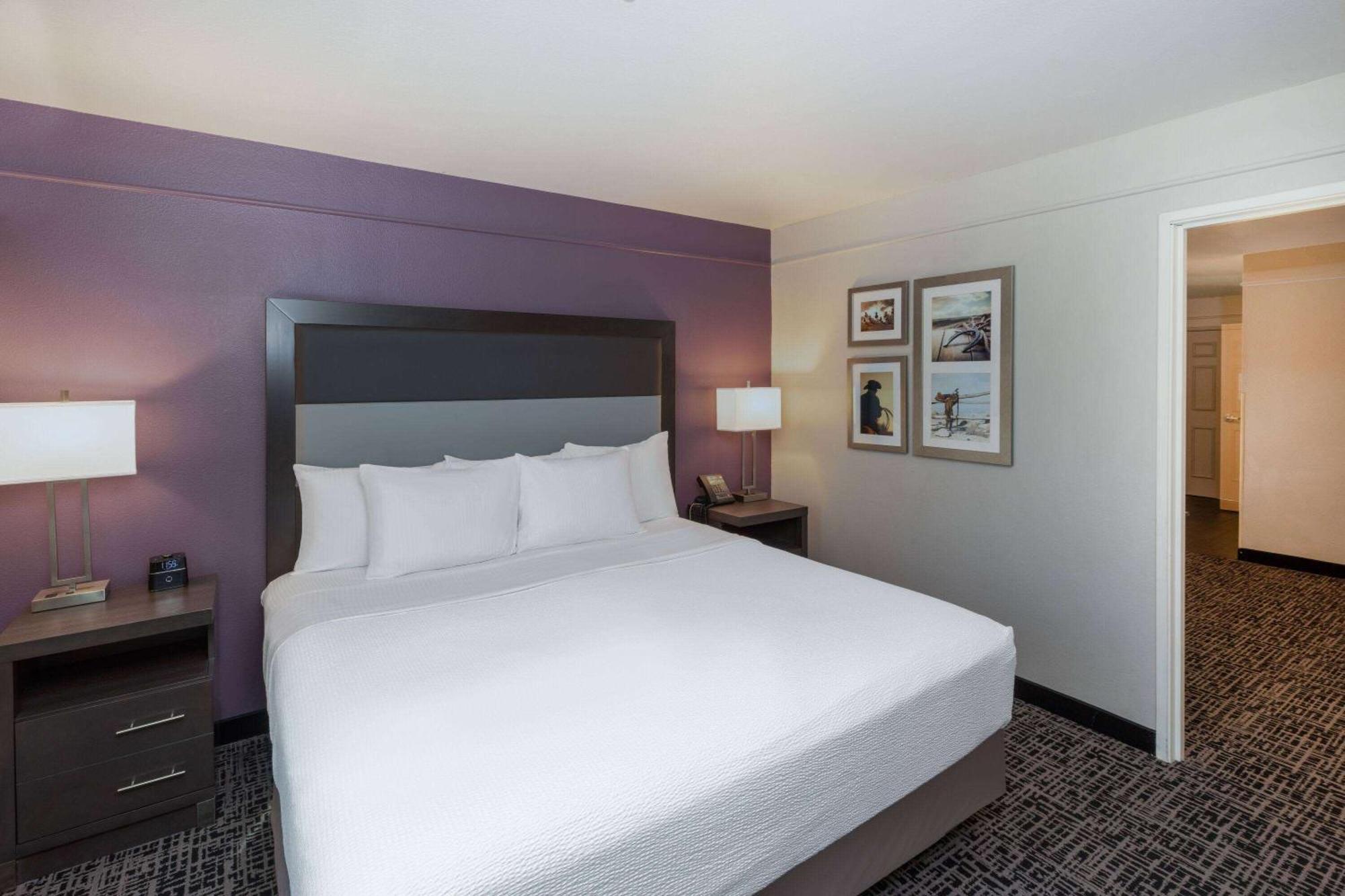 1 King Bed Mobility or Hearing Accessible Suite Bathtub w or Grab Bars,1709663101:JPEG